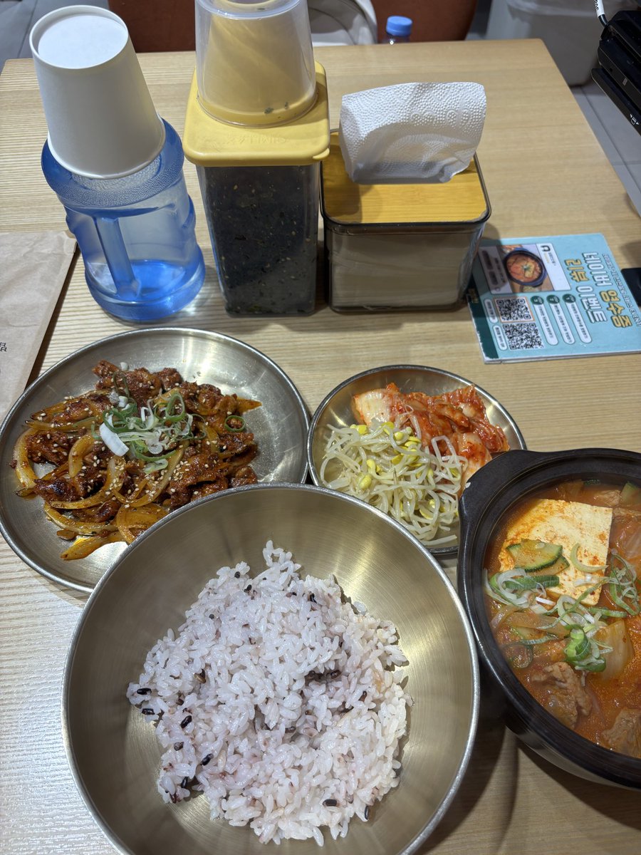 jjang6162's tweet photo. ไปคาแฟ่ ไปวัด กินขนม กินข้าวแค่ได้ไปก็มีมีความสุขแล้ว ^^ https://t.co/1XxouUsLrV