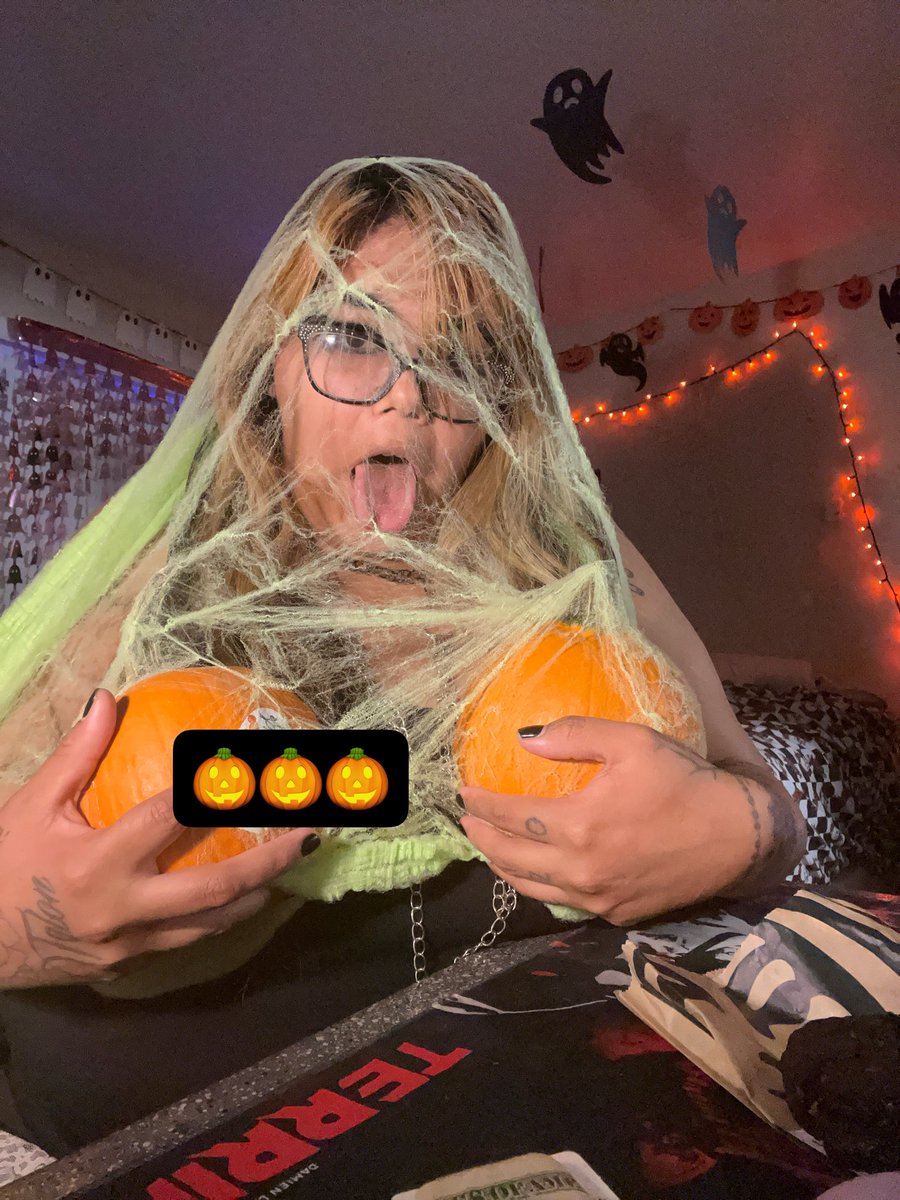 corpesofangels's tweet photo. look at me not the Pumpkins, let’s paint 🎨 🖤🎃 🍁🖤#fallbreak #fall #pumpkins #halloween #plussize #myvibes #goth #alternative #bestfriends #friends #az #mesaaz https://t.co/J2Y4VsZVhb