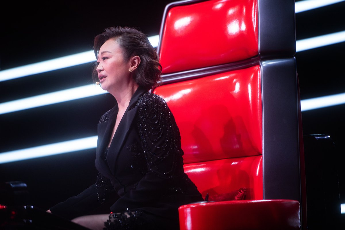 starclustersth's tweet photo. โค้ชมีหนาว! “The Voice Thailand 2026” สัปดาห์นี้
เริ่มใช้สิทธิ์บล็อก พลิกเกมชิงลูกทีม
#TheVoiceTH2026 #TheVoiceTH #TheVoicexTrue5G
#TheVoicexTrueID #TheVoiceTRUEgether
“The Voice Thailand 2026” เพิ่มดีกรีความเข้มข้นต่อเนื่องสัปดาห์ที่ 3! เดินทางมาถึงครึ่งทางในรอบ Audition แล้ว แต่ยังเสิร์ฟความสนุกจัดเต็มไม่แผ่ว กับการประชันเสียงร้องที่หลากหลายยิ่งขึ้น ขนมาแล้วทุกสาย ตั้งแต่เพลงลูกทุ่งโชว์ลูกเอื้อนแบบไทย ๆ ไปจนถึงเพลงร็อกที่พร้อมระเบิดพลังเสียงสะเทือนเวที ผู้เข้าแข่งขันแต่ละคนต่างมาพร้อมสไตล์และเอกลักษณ์เสียงเฉพาะตัวที่พร้อมพิสูจน์ความสามารถต่อหน้าโค้ชทั้ง 4 คน รับประกันความครบรสและความตื่นเต้นตลอดการแข่งขัน!
ไฮไลต์สำคัญของสัปดาห์นี้อยู่ที่ปุ่ม “BLOCK” แรกเริ่มทำงาน เปิดศึกการชิงตัวผู้เข้าแข่งขันเข้าทีมที่มีสีสันและทวีความเข้มข้นขึ้น เพราะนอกจากแต่ละโค้ชจะต้องตัดสินใจว่าจะหันเก้าอี้ให้เสียงไหนแล้ว ยังต้องวางแผนรับมือกับคู่แข่งที่พร้อมสกัดโอกาสในการคว้าตัวผู้เข้าแข่งขันที่หมายตาไว้!
งานนี้ใครจะได้ใช้สิทธิ์บล็อก และใครจะต้องเจอกับสถานการณ์ที่ไม่คาดคิด บอกเลยว่าต้องจับตาทุกจังหวะ!เตรียมพบกับความหลากหลายของเสียงร้อง การประชันกลยุทธ์ของเหล่าโค้ช และโมเมนต์ที่อาจทำให้เกมเปลี่ยนได้ทุกเมื่อ แล้วเสียงของใครจะโดนใจโค้ชจนต้องกดเก้าอี้หันมา? ใครจะคว้าลูกทีมคนสำคัญไปครอง และใครจะถูกสกัดด้วยสิทธิ์บล็อกโค้ช?
มาร่วมลุ้นไปพร้อมกันใน “The Voice Thailand 2026” สัปดาห์ที่ 3 วันอาทิตย์ที่ 25 ตุลาคม 2569 เวลา 18.00 น. ดูสดฟรี! ที่แอปพลิเคชัน TrueVisions NOW และ True4U ช่อง 24 และดูย้อนหลังได้ที่แอปพลิเคชัน TrueVisions NOW ที่เดียว
รับชมทีเซอร์ Episode สัปดาห์ที่ 3 ได้ที่: https://t.co/czhI3DOjlL