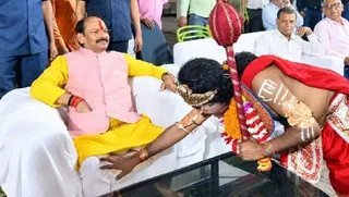Manav2301's tweet photo. भाजपाई....

हनुमान जी को अपनी रैली में नचवाते हो तुम लोग...

हनुमान जी से पैर छुवाते हो तुम लोग...

सीता माता के बारे में टेस्ट ट्यूब बेबी बोलते हो...

हनुमान जी को कभी दलित, कभी जाट, कभी आदिवासी बताते हो...

नारद मुनि को गूगल और महाभारत के संजय को लाइव टेलीकास्ट बताते हो...

महाभारत काल में इंटरनेट और सैटेलाइट होने का दावा करते हो...

मोदी को राम से बड़ा मानते हो...
और तुम्हें दूसरों को हिंदू-विरोधी कहना होता है...