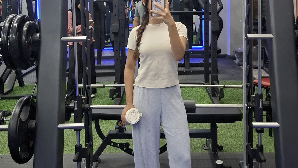 karakireii's tweet photo. MAAF UNIQLO, MAAF J*YBASIC 😭👋

in this economy, nemuin cotton fitted tshirt gak nyampe 50k dengan kualitas kayak gini tuh beneran life saver!! 

bahannya interlock cotton spandex, feelsnya mirip banget sama j*ybasic, gak nerawang, dipake daily or gym juga masih okee 😻✨️ https://t.co/Cynukm4vFQ