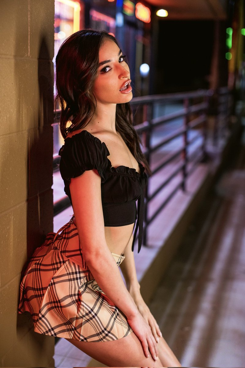 NitinRathod2116's tweet photo. Who has the biggest fanbase and the most successful career? 👑

Emily willis.                       Riley Reid. https://t.co/5cnJkwwTqP