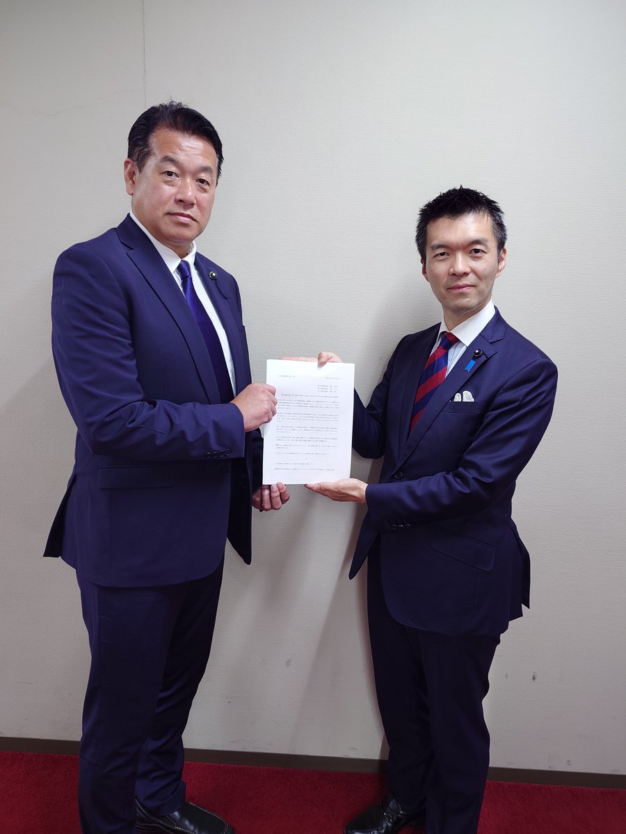 takagikosuke's tweet photo. 本日、諸井真英県議とともに埼玉県警察本部長に、奥富精一川口市議の事務所周辺等で発生している一連の集団抗議行動について、厳正な対応を求める申し入れを行いました。

私有地への無断立ち入り、集団による威圧的なシュプレヒコール、個人への罵倒、さらには事務所の玄関への侮辱的な貼り紙など、看過できない行為が報告されています。

政治的な主張や表現の自由は尊重されるべきです。しかし、それを理由に他人の権利や平穏な生活を侵害することは許されません。

警察には、違法行為の有無を厳正に判断し、被害者と近隣住民の安全確保に万全を期すよう強く求めました。

法治国家において、声の大きい者が勝ち、真面目に暮らす市民が泣き寝入りするような社会にしてはなりません。

今後も毅然と対応してまいります。

【写真】埼玉県警察本部への申し入れに際し、諸井真英県議とともに。
