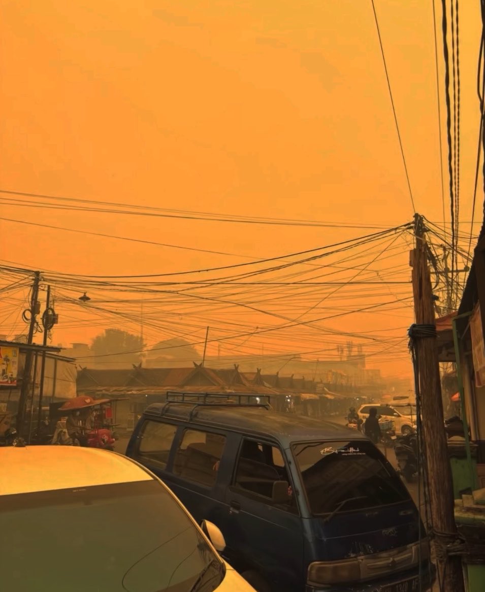 WeatherMonitors's tweet photo. Todayโs images show thick, yellow-tinted wildfire haze blanketing Palangka Raya, Central Kalimantan, Indonesia.(23, 10, 2026) https://t.co/FqWxLEyM9V