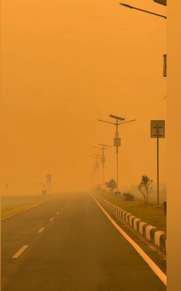 WeatherMonitors's tweet photo. Todayโs images show thick, yellow-tinted wildfire haze blanketing Palangka Raya, Central Kalimantan, Indonesia.(23, 10, 2026) https://t.co/FqWxLEyM9V