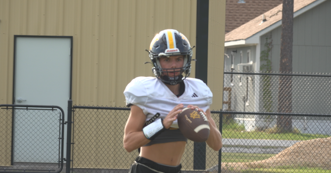 CrossroadsToday's tweet photo. Brayden Knostman accounts for six total touchdown against Charlotte, earning him Athlete of the Week honors. https://t.co/YXU8wq4FTV