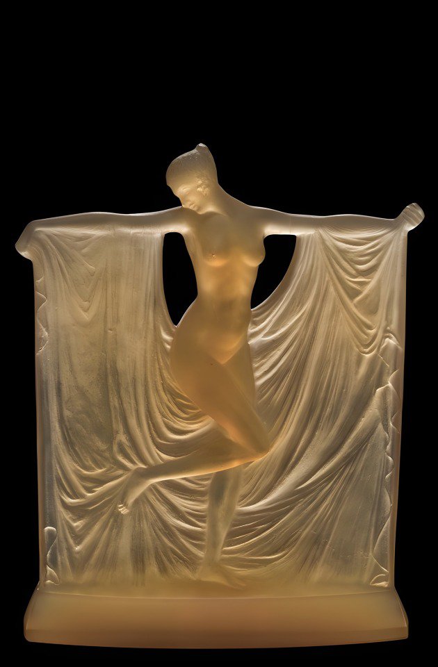 AlainHanel's tweet photo. JUSTE POUR VOIR...                                                               Juste un coup de cœur, comme ça...
SUZANNE - RENÉ LALIQUE - 1925 https://t.co/OrGjAQptKb