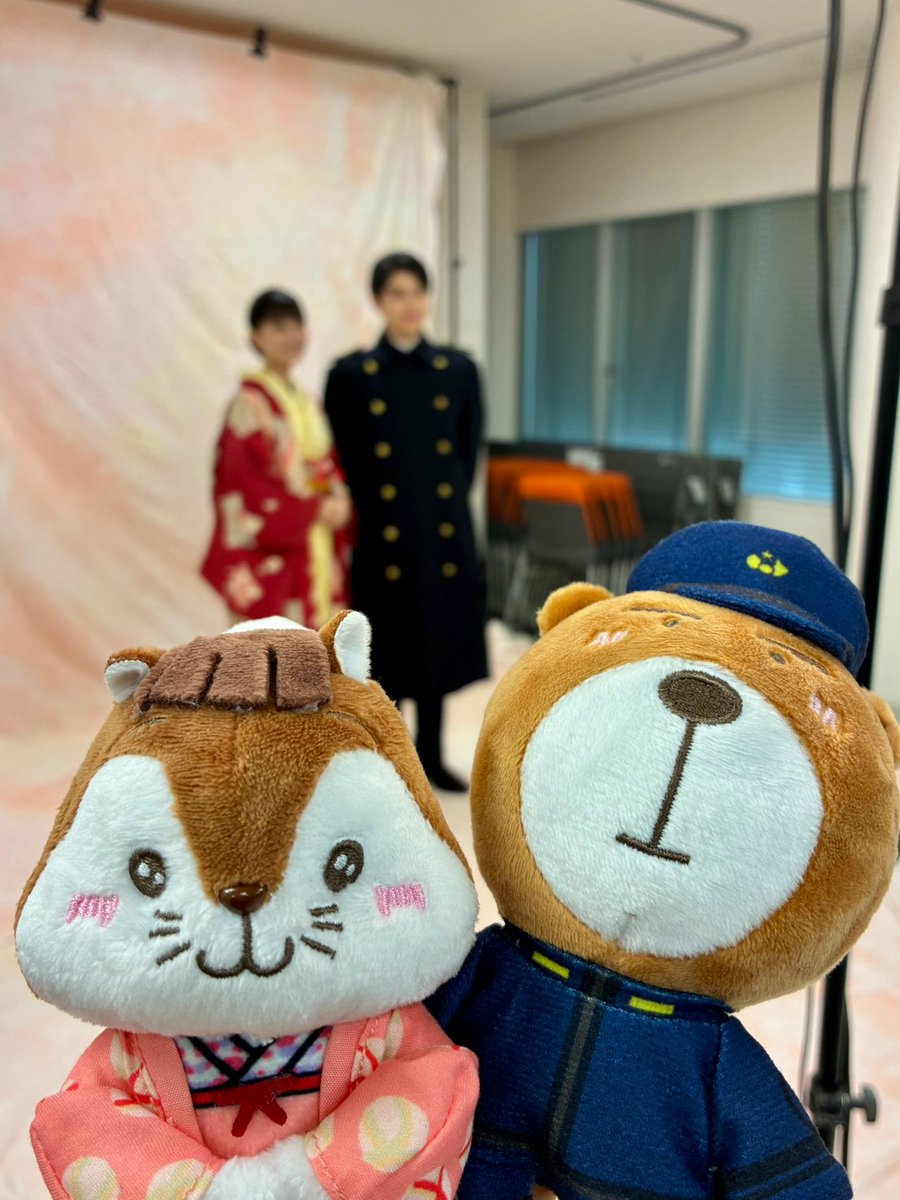 meotobiyori's tweet photo. きょうの宣伝大使✿⠜

本日10月23日（金）発売の
#デジタルTVガイド 12月号の表紙に
#芳根京子 さん #本田響矢 さんが登場👘⚓️

宣伝大使のりす美とくま昌🐿️🐻も
撮影の様子を見守りました👀

お揃いの場所で写真を撮ってもらい
満足そうなふたりです🙌✨

#めおと日和 👘🍁
毎週木曜よる10時放送中✉️ ˎˊ˗