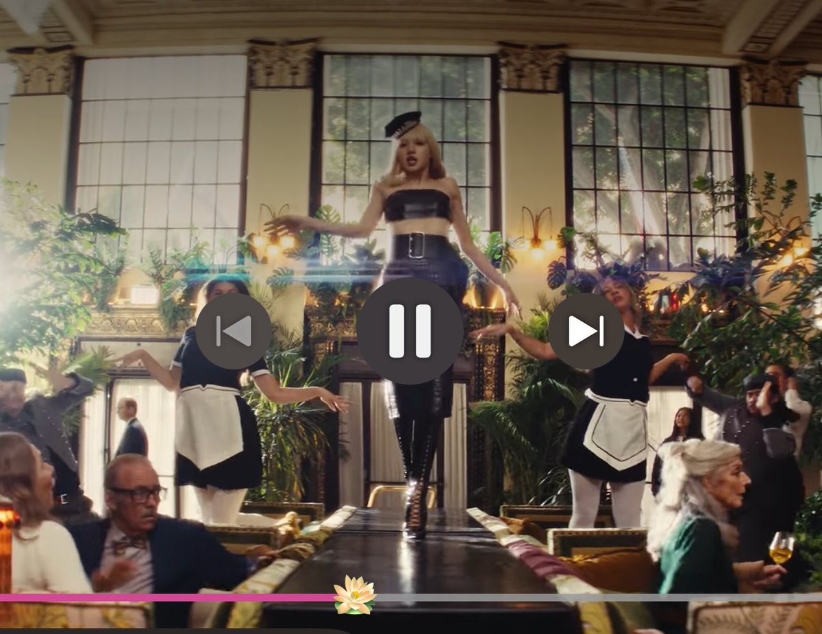 rubychulichaeng's tweet photo. love this little detail 🪷🪷🪷

#LISA_Tarantino
#LISA_PRESSPLAY https://t.co/WTGVYU4TTz