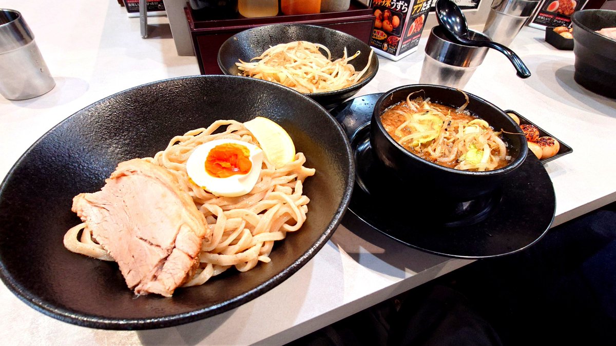 konpi_18's tweet photo. 新メニューのCRAZY魚介背脂つけ麺食べた！
野菜マシ以上で別皿になるらしい
卓上のお酢を味変で入れるのおすすめですマジで美味かった！ https://t.co/k27OPlsd3V