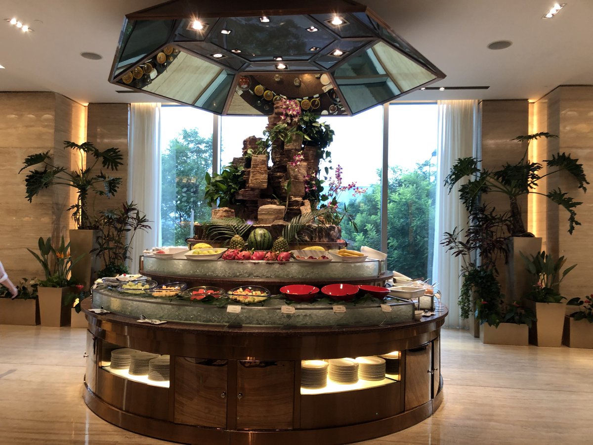 MeeMicro's tweet photo. 事情谈了七七八八，退了房。在酒店等见最后的客户谈完我就直奔机场✈️
早上吃的早餐，这种菜花波兰没有，不知道为什么这样的菜花中不出来，只有厚实的菜花
这种长条形的菜花更好吃啊 https://t.co/UjPHe3j3o4