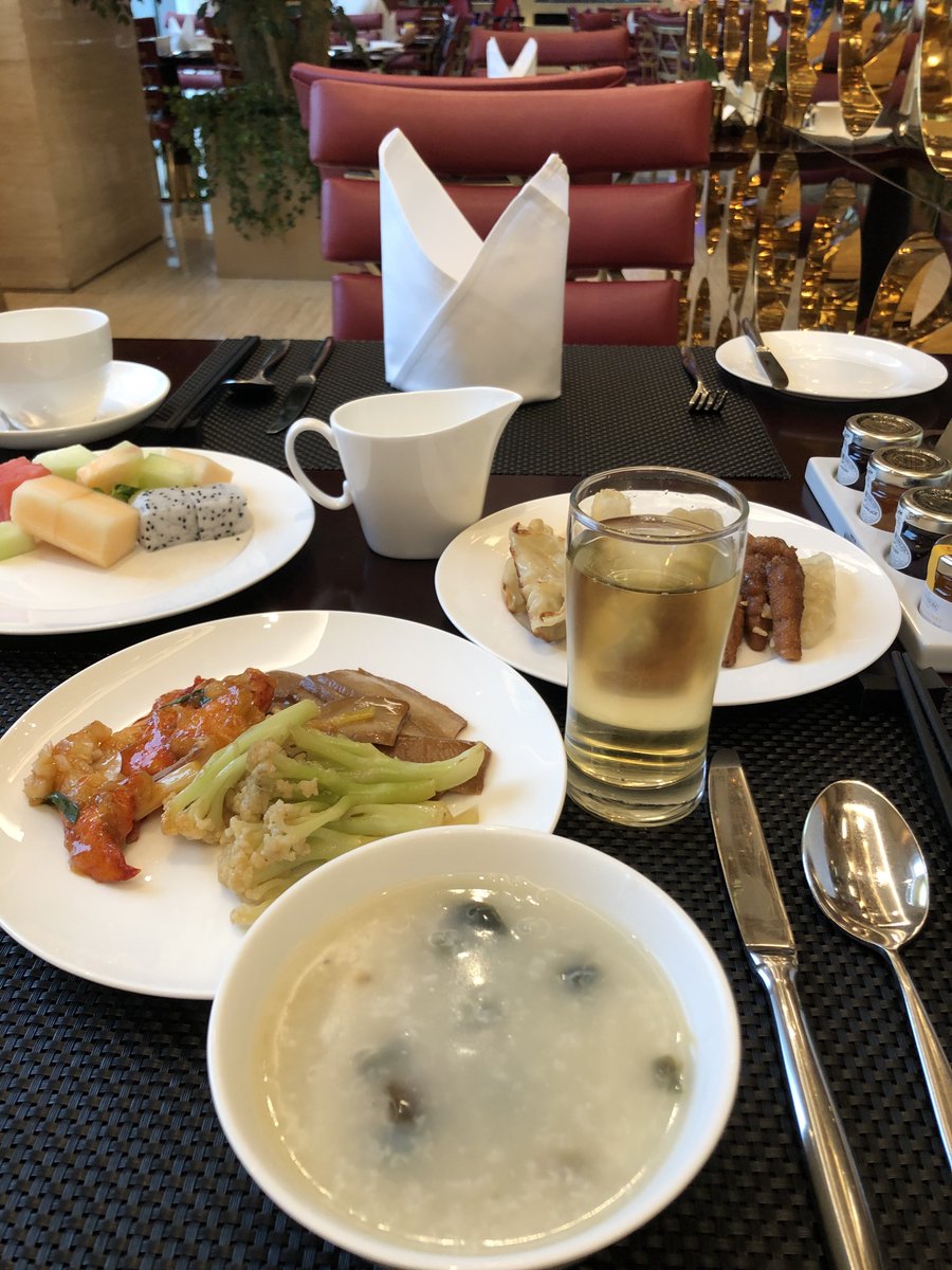 MeeMicro's tweet photo. 事情谈了七七八八，退了房。在酒店等见最后的客户谈完我就直奔机场✈️
早上吃的早餐，这种菜花波兰没有，不知道为什么这样的菜花中不出来，只有厚实的菜花
这种长条形的菜花更好吃啊 https://t.co/UjPHe3j3o4