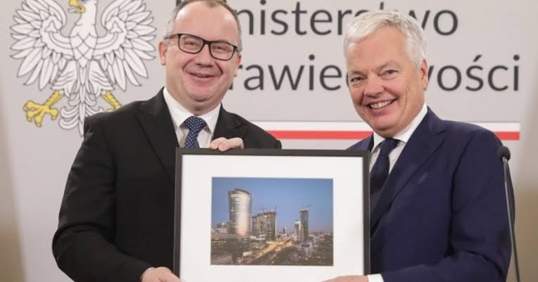 PawelSokala's tweet photo. B. komisarz UE ds. sprawiedliwości Didier Reynders usiłował powstrzymać śledztwo belgijskiego wywiadu VVSE ws. jego powiązań z Rosją ‼️

Podejrzany o pranie znacznych sum pieniędzy niejasnego pochodzenia eurobiurokrata znany jest w Polsce przede wszystkim jako główny delegat Ursuli von der Leyen ds. atakowania naszego kraju z tytułu domniemanych naruszeń praworządności.

Belgijska prokuratura jest w posiadaniu zapisu szeregu konwersacji Reyndersa z jego kontaktem wewnątrz VVSE na WhatsApp.

W rozmowach tych wymieniali uwagi nt. metod stłamszenia śledztwa oraz atakowania informatorów, którzy kierowali jego bieg na wątek rosyjski. Obecnie wątek ten stanowi jednak nadal jeden z ważnych elementów postępowania - przede wszystkim w związku z badaniem pochodzenia majątku Reyndersa.

Podkreślić też należy, że konwersacje, o których mowa powyżej, pochodzą z okresu, gdy Reynders sprawował urząd komisarza ds. sprawiedliwości w administracji Ursuli von der Leyen.