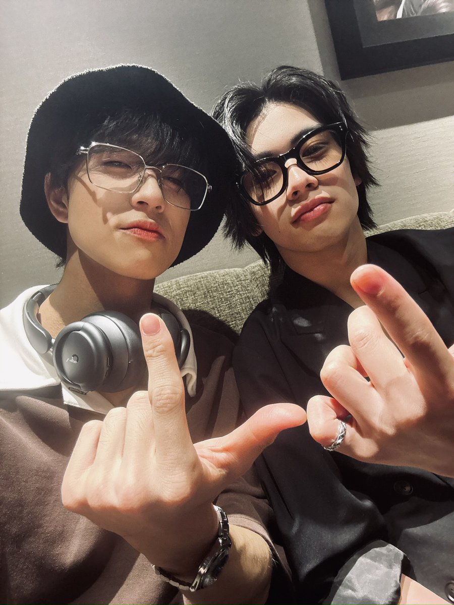 cloudten_member's tweet photo. ←パフォーマンス中の俺たち(理想)
                   MC中の俺たち(現実)→

毎公演楽しすぎて大体これ。
※画像はイメージです

#絶対にスカさないアイドル
#シアター最高
#Cloudten #佐藤流星 https://t.co/jS4WYLCTEQ