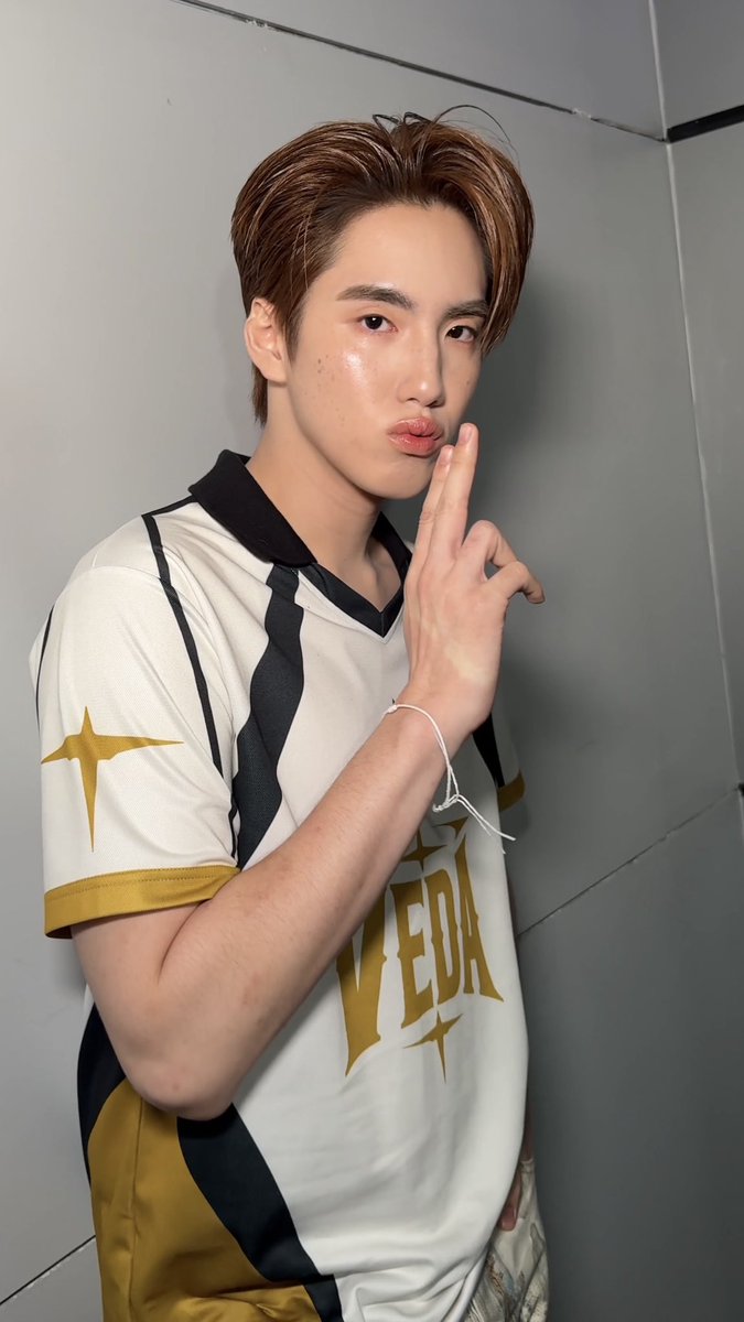 zlpwjd's tweet photo. ภูผูกสายสิญจน์ด้วยย  ขอให้สิ่งไม่ดีออกไปนะค้าบ  ไม่เจ็บ ไม่ป่วย เจอแต่สิ่งดีๆ 🫳🏻🫳🏻 https://t.co/Ug2L4KNqqF