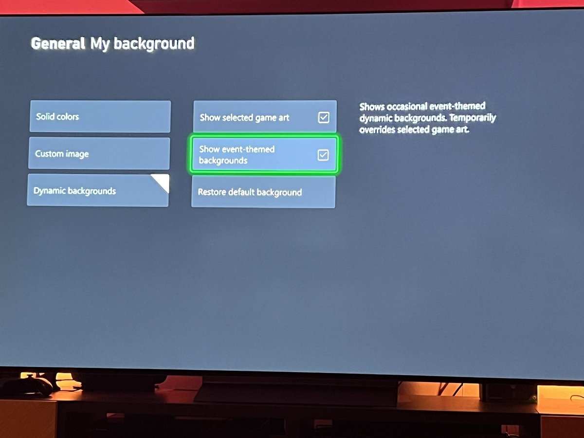Flaassing's tweet photo. Ok it’s not a bug, it’s an “event-themed” background. Hmm… https://t.co/hcgrBjuBP3