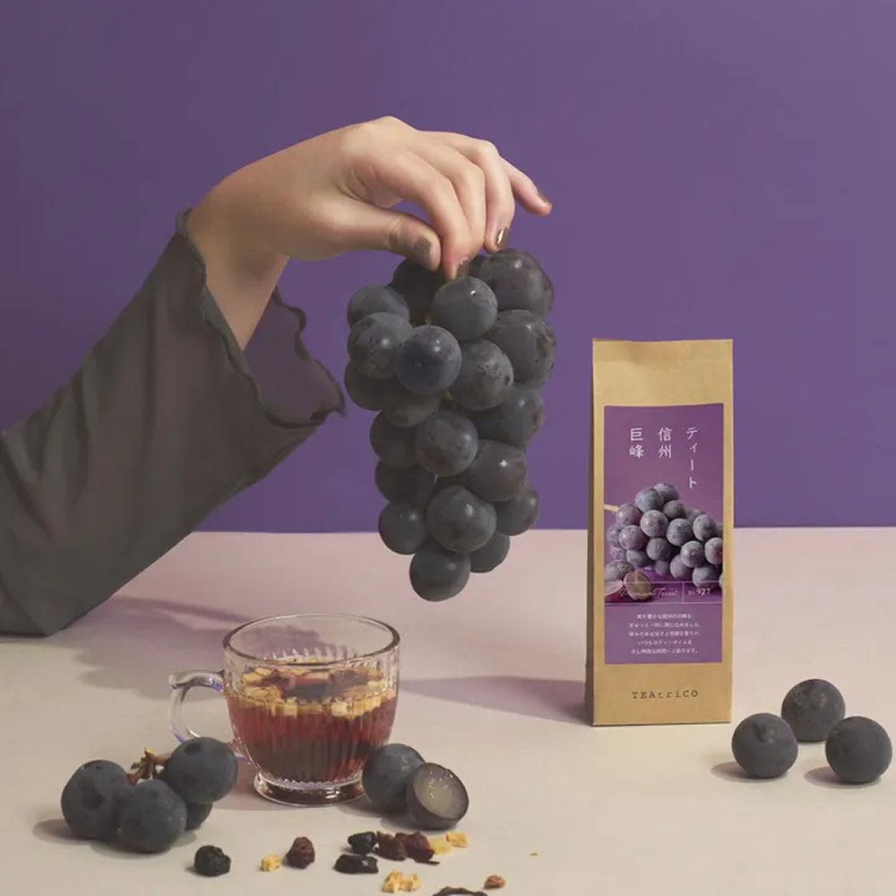 agora_teacoffee's tweet photo. 秋のおすすめが入荷しました🍇

ティート 信州巨峰
50g・5〜6杯分 ¥1,101

果汁を搾ったあとの巨峰の果皮を、丁寧に乾燥させたフルーツティーです。
熱湯を注いで5分、フルーツごと食べられます。

カフェインフリー。

https://t.co/XWfJjGyjc0

#AGORA_TEA_COFFEE https://t.co/nYWdwvNQbR