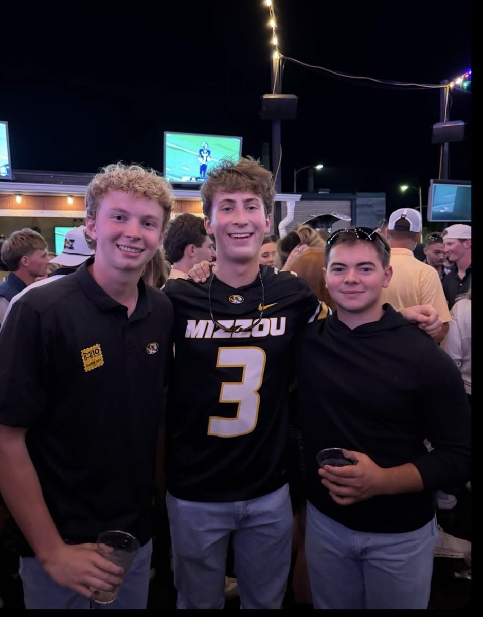 PeytonWaylands's tweet photo. College is a BLAST mom!!! #PHAGGOT https://t.co/V1ql7hcgyP