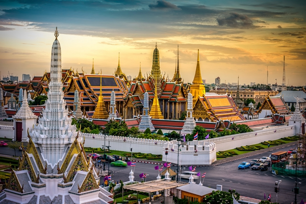 ChainCatcher_EN's tweet photo. LATEST: Generative AI reaches 243 million users in Southeast Asia, scaling four times faster than mobile internet.

A Google, Temasek and Bain report says six Southeast Asian markets reached that scale in under three years, equivalent to 58% of their working population. Only 1%–2% of the population pays for personal AI subscriptions.

For businesses, Shopee now handles about 80% of customer inquiries with AI, cutting its cost per contact by 30% year over year.