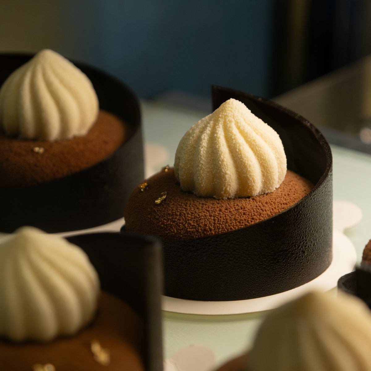 BrantvQCalhoErG's tweet photo. Warm lights, sweet delights, and a cozy pastry counter at Mây. From buttery croissants to the softest cream, every bite is a little sweet healing for the soul. https://t.co/LszD6B85UT