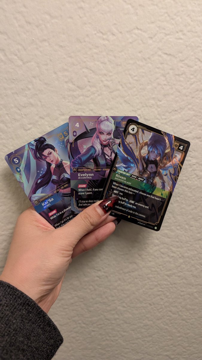 numiii's tweet photo. baby's first box (two KDA cards is crazy 🤯) https://t.co/B3la077VSX