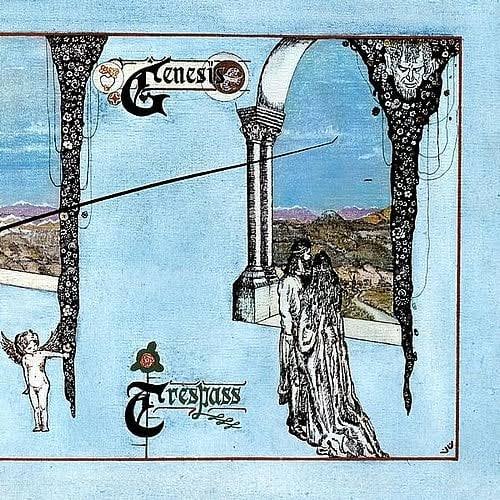 progrockpills's tweet photo. Genesis  -  Trespass

Il 23 ottobre 1970 I Genesis pubblicano per la Charisma il lp Trespass, secondo disco della band. Il lp, prodotto da John Anthony e registrato da Robin Cable ai Trident Studios di Londra nel luglio del 1970, si compone di sei tracce, tre per ciascun lato del disco.
La Band è formata da Peter Gabriel, voce flauto fisarmonica grancassa, Anthony Phillips, chitarra acustica e solista cori, Anthony Banks, tastiere chitarra cori Michael Rutherford chitarra acustica basso e cori e John Mayhew, batteria percussioni e cori.

Il lp è arricchito dalla splendida copertina di Paul Whitehead che racconta: “La copertina di Trespass fu ispirata dai testi di White Mountain e Visions of Angels. Passavamo un sacco di tempo anzi vivevo praticamente con loro quando scrivevano Trespass”.

Il disco segue a From Genesis To Revelation, disco sicuramente acerbo a tratti ingenuo distrutto da una produzione criminale. L'abisso musicale e tecnico tra i due dischi è comunque incredibile (si passa da un pop ingenuo ad un progressive venato di richiami folk) merito forse dei sei mesi di full immersion in un cottage di Richard McPhail dove i Genesis suonano anche undici ora al giorno dopo essere divenuti professionisti nell’autunno del 1969 (consumando nel contempo una copia di In The Court of The Crimson King che induce la band ad osare, ad andare oltre). Oltretutto il nuovo materiale viene rodato nel corso di una intensa attività live sostenuta dal gruppo.

Il disco è introdotto da Looking For Someone, brano che ha una intro vocale splendida di Gabriel cui si deve l'idea del pezzo stesso. Pare che il testo contenga uno dei pochi contributi creativi di Mayhew. Brano bellissimo puro prog. Inglese con tastiere e arpeggi di chitarra in grande evidenza.

White Mountain è introdotta da un arpeggio di chitarre acustiche sostenute da un tappeto di organo ed è costruita su due strutture una fondata su voce e chitarre arpeggiate (più drammatica) ed una parte più concitata suonata con la batteria (forse con un basso pedale).

Visions of Angel dovuta alla penna di Anthony era stata registrata in una versione embrionale per From Genesis. Il brano è costruito su pianoforte (accompagnato da belle scale di basso) e chitarre arpeggiate che si intrecciano. Bellissimi anche i cori in quello che si può definire “ritornello”.

Stagnation è un pezzo incredibile per gli incroci di varie chitarre a 12 corde. Anthony e Rutherford suonavano accordature aperte e non erano d'accordo sul pezzo che venne registrato 4 volte circa. Le tracce confluiscono in unica traccia ciò che spiega il suono incredibile delle chitarre.

Dusk, composta da Anthony e Rutherford è il pezzo più breve del disco ed è una ballata dolce e delicata quasi pastorale. Magnifico il cantato di Gabriel nella strofa che suona una bella parte di flauto. Nei ritornelli la voce principale è di Phillips che giudicava il pezzo come la prima canzone della nuova era dei Genesis.

The Knife è un grande pezzo. Composta da Gabriel e Banks è un brano duro che contiene linee di basso a volte aggressive ed un fantastico solo di chitarra di Phillips (Hackett forse non lo suonerà così bene). Sarà suonata live per una decina di anni come chiusura dei concerti. Dopo il disco Phillips (panico da palcoscenico) e Mayhew (non sul pezzo) lasciano la band.

Ma con Trespass, malgrado il disco venga notato commercialmente quasi soltanto in Belgio, i Genesis fanno il primo passo nella storia del prog inglese. Storia di cui saranno protagonisti anche grazie a questo lp oggettivamente molto bello, malgrado una batteria a tratti non soddisfacente.

@genesis_band #ProgRock #ProgRockpills #RockandOthers #Yesterdaypills #Musicalmind