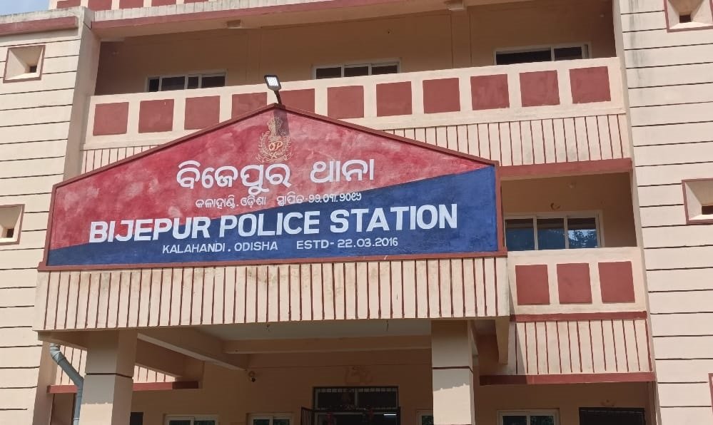 DharitriLive1's tweet photo. -ବରଗଡ଼ ବିଜେପୁର ଥାନା ଅଞ୍ଚଳରେ ଅଭାବନୀୟ ଘଟଣା
-୭ ବର୍ଷର ନାବାଳକକୁ ହତ୍ୟା କଲା ୧୩ ବର୍ଷର ନାବାଳକ
-ଦୁଇ ଦିନ ତଳେ ଗାଁ ପୋଖରୀରେ ମାଛ ମାରିବା ବେଳେ ବଚସାରୁ ହତ୍ୟା ହୋଇଥିବା ସୂଚନା
-ଘଟଣାକୁ ନେଇ ଅଞ୍ଚଳରେ ଚାଞ୍ଚଲ୍ୟ
#Bargarh #Murder #CrimeNews #MinorBoy #OdishaNews #Odisha #Dharitri
📲 Follow Dharitri – Odisha’s No.1 Odia Daily 📰✨