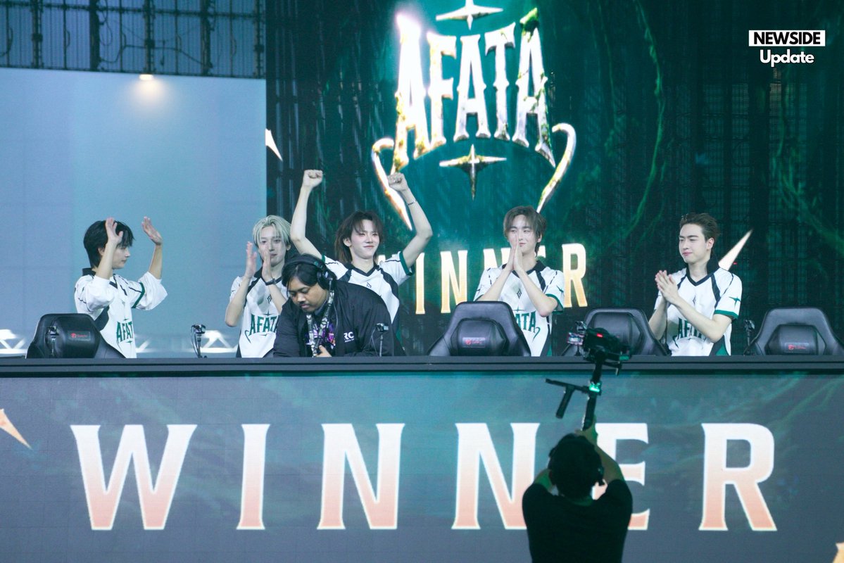 Newsideupdate's tweet photo. ทีม AFATA ในงานฉลองครบรอบ 10 ปี RoV "Arena of the Decade"

#PROXIEVictor #TadATLAS #PLUGGY_PERSES #NEXnattakit #JUNIOR_VVV 
#RoVTPOPTournament 
#RoV10ปีโตมาเอาเรื่อง https://t.co/kkHuInW59U