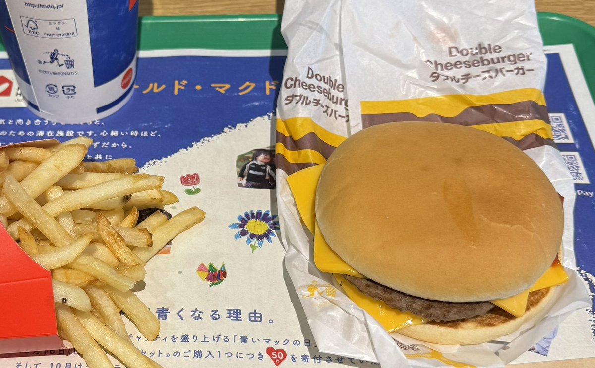ProfShimada's tweet photo. 今日の昼は福井駅で、実に久しぶりのマクドナルド。
王道のダブルチーズバーガーを頼む。

「外食も消費税ゼロ」とする勇気、というより《前向きの常識》が政界にあれば、街は間違いなく、より活気づき、経済が成長する。

と考えつつ、北陸新幹線に乗った。 https://t.co/yYkHlHYE9Q