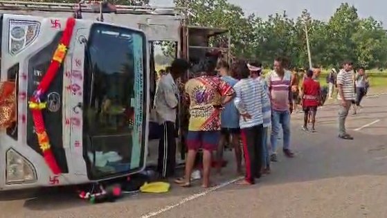 DharitriLive1's tweet photo. -ମାଲକାନଗିରି ଦୁର୍ଗାପୂଜା ଭସାଣି ଶୋଭାଯାତ୍ରା ବେଳେ ମାଥିଲି ନିକଟରେ ଦୁର୍ଘଟଣା -ଡିଜେ ଗାଡ଼ି ଓଲଟି ଜଣେ ମୃତ, ୯ ଗୁରୁତର
-ଧର୍ମଗଡ଼ରୁ ମାଲକାନଗିରି ଯାଉଥିବା ବେଳେ ଓଲଟିଲା ଡିଜେ ଗାଡ଼ି
-ସମସ୍ତ ଗୁରୁତର ଆହତଙ୍କୁ ମାଥିଲି ମେଡିକାଲ୍ରେ ଭର୍ତ୍ତି
#Malkangiri #RoadAccident #DJVehicle #OdishaNews #Odisha #Dharitri
📲 Follow Dharitri – Odisha’s No.1 Odia Daily 📰✨