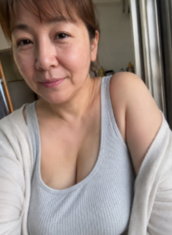 R6killer1's tweet photo. 46歳　給食のおばさん

閉経してるから
赤ちゃん、できないの…

好き放題出して問題ないです。
立候補いたら、連絡ください https://t.co/GAoVpqwCIo
