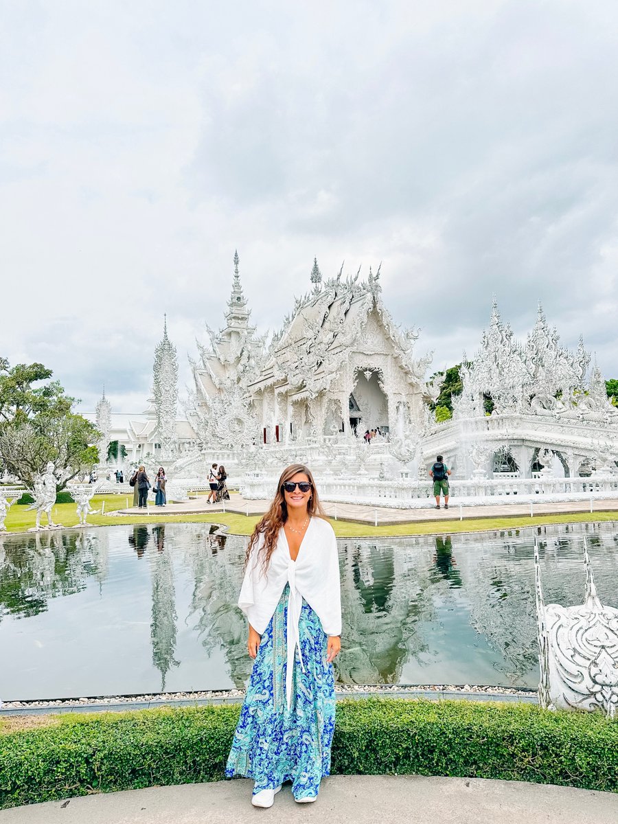 andriely19's tweet photo. El Templo Blanco de Chiang Rai, Wat Rong Khun, es único. Diseñado por Chalermchai Kositpipat, combina arte, espiritualidad y surrealismo. Ve temprano, respeta el código de vestimenta y aprovecha de visitar el templo dorado y la cueva del arte. https://t.co/Swg8JiZli6