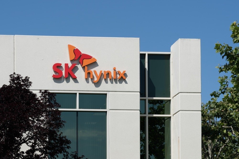 ChainCatcher_EN's tweet photo. 🇰🇷 LATEST: SK hynix’s Solidigm halts its review of pre-IPO fundraising and IPO plans.

The company cited capital market conditions and share price trends. It will continue evaluating alternative financing options to support Solidigm’s capacity expansion.

The U.S. NAND flash subsidiary had reportedly considered a KRW 5 trillion pre-IPO funding round.