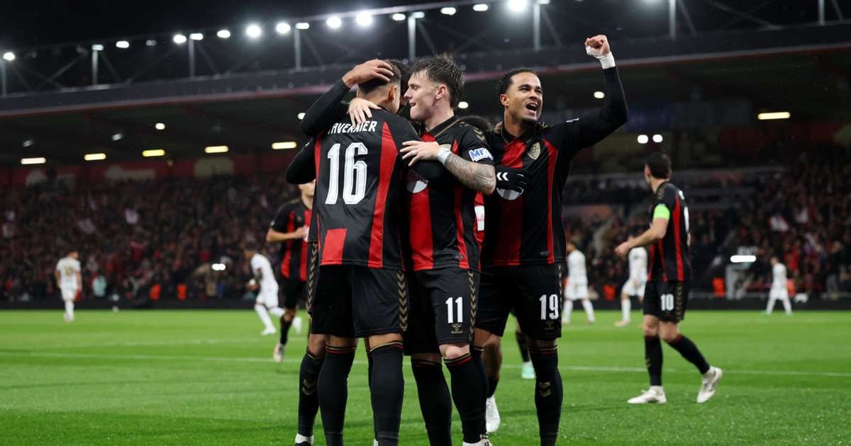 hexapol's tweet photo. Bournemouth a battu l’AC Milan 3–0 en Ligue Europa, maintenant son départ parfait. Les Cherries signent une victoire spectaculaire contre les Rossoneri

#Bournemouth #ACMilan #EuropaLeague https://t.co/8hG1WUdFAz