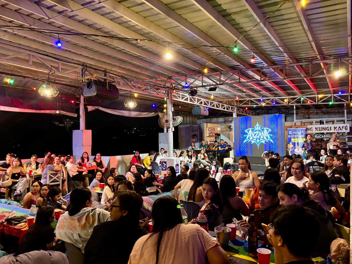 dr4gdoll's tweet photo. ILOILO loves khianna soooo bad and this crowd proves it!!! 🤯 https://t.co/Mg9unmwoNn