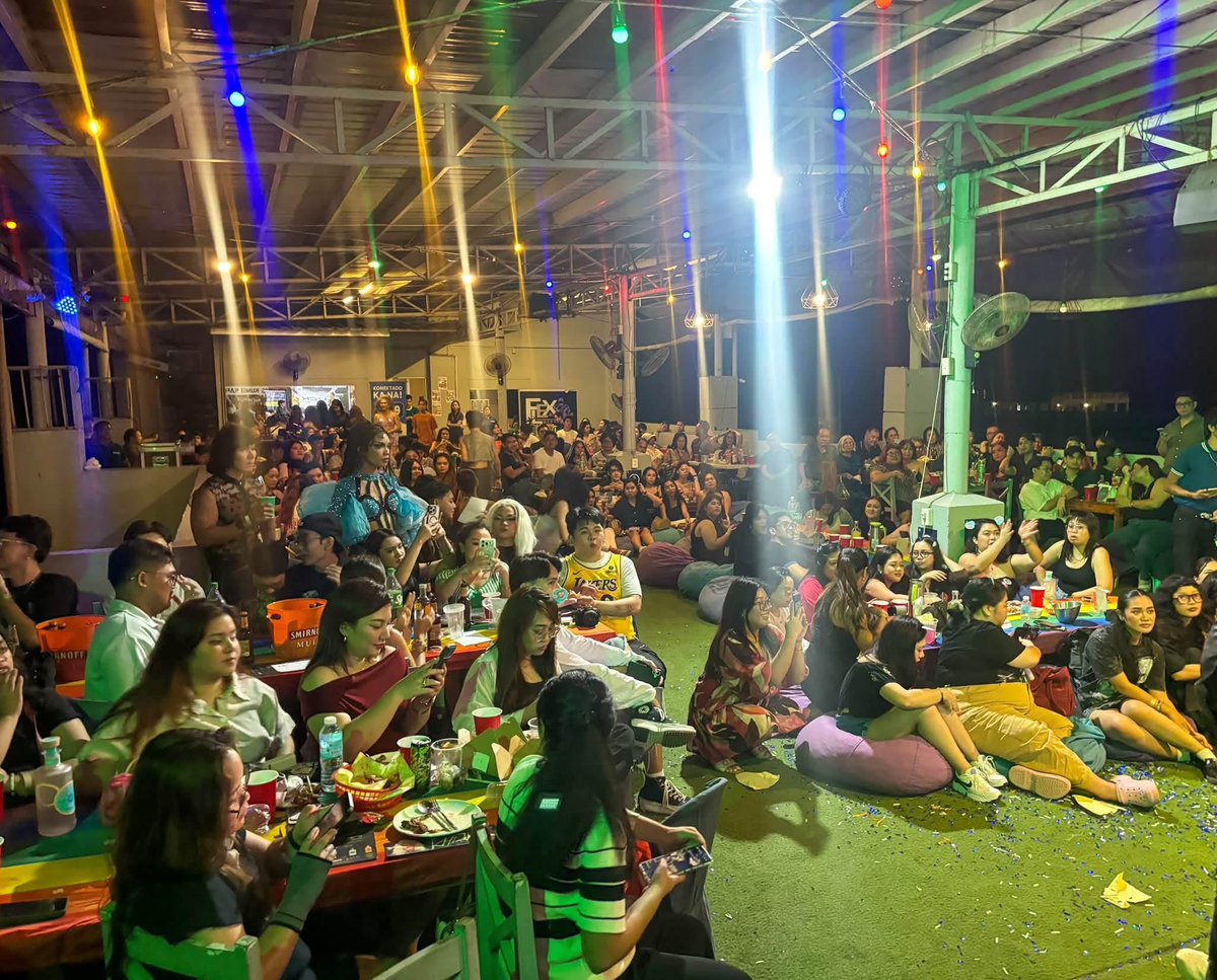 dr4gdoll's tweet photo. ILOILO loves khianna soooo bad and this crowd proves it!!! 🤯 https://t.co/Mg9unmwoNn