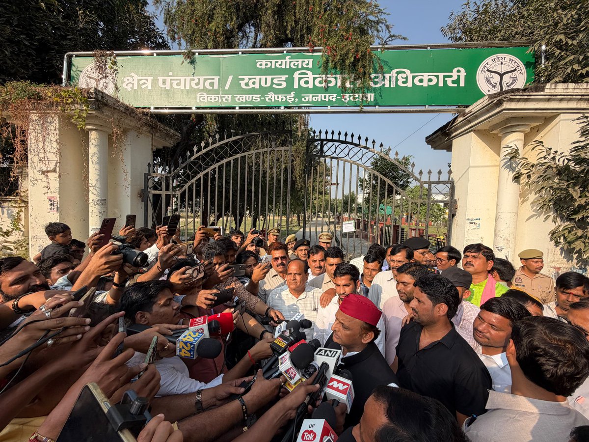 yadavakhilesh's tweet photo. @ सैफई। https://t.co/tGNdKhpuTo