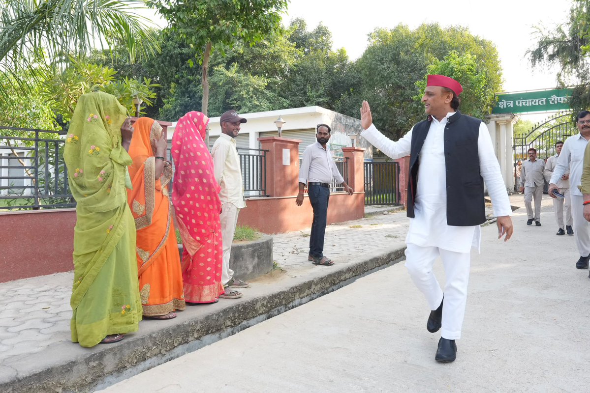 yadavakhilesh's tweet photo. @ सैफई। https://t.co/tGNdKhpuTo
