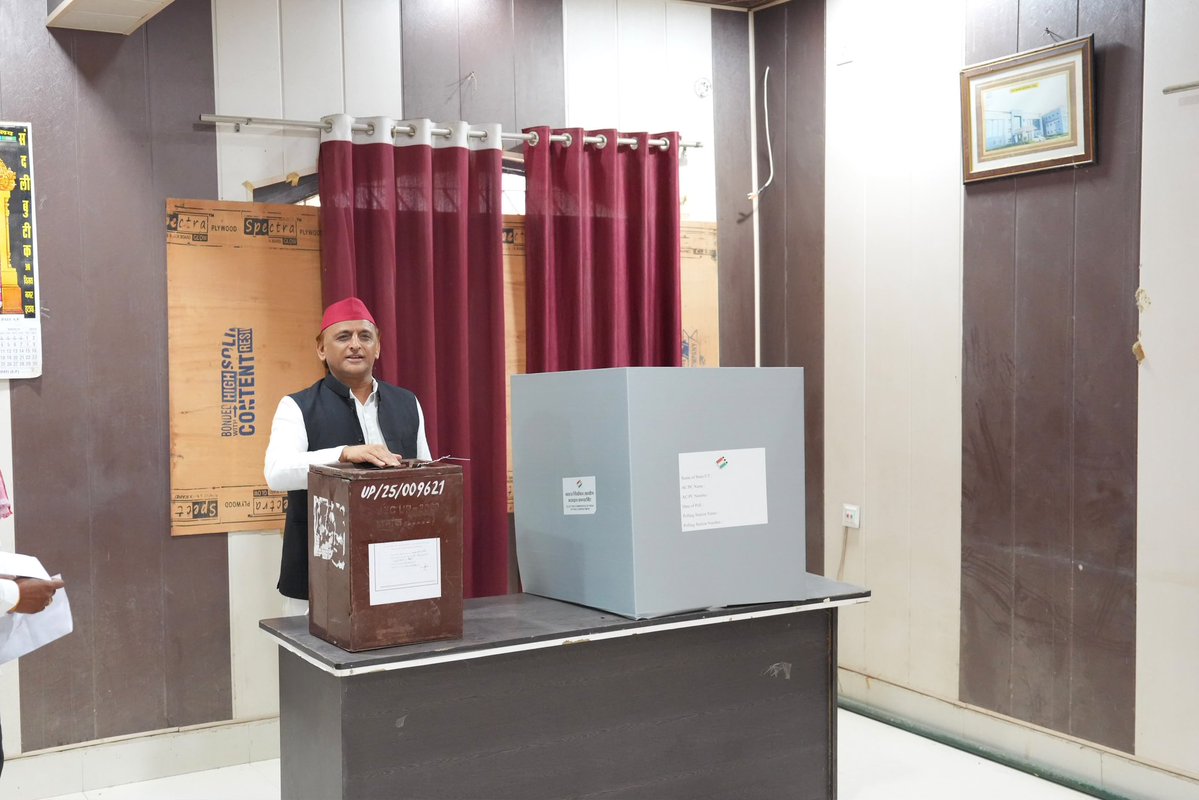 yadavakhilesh's tweet photo. @ सैफई। https://t.co/tGNdKhpuTo