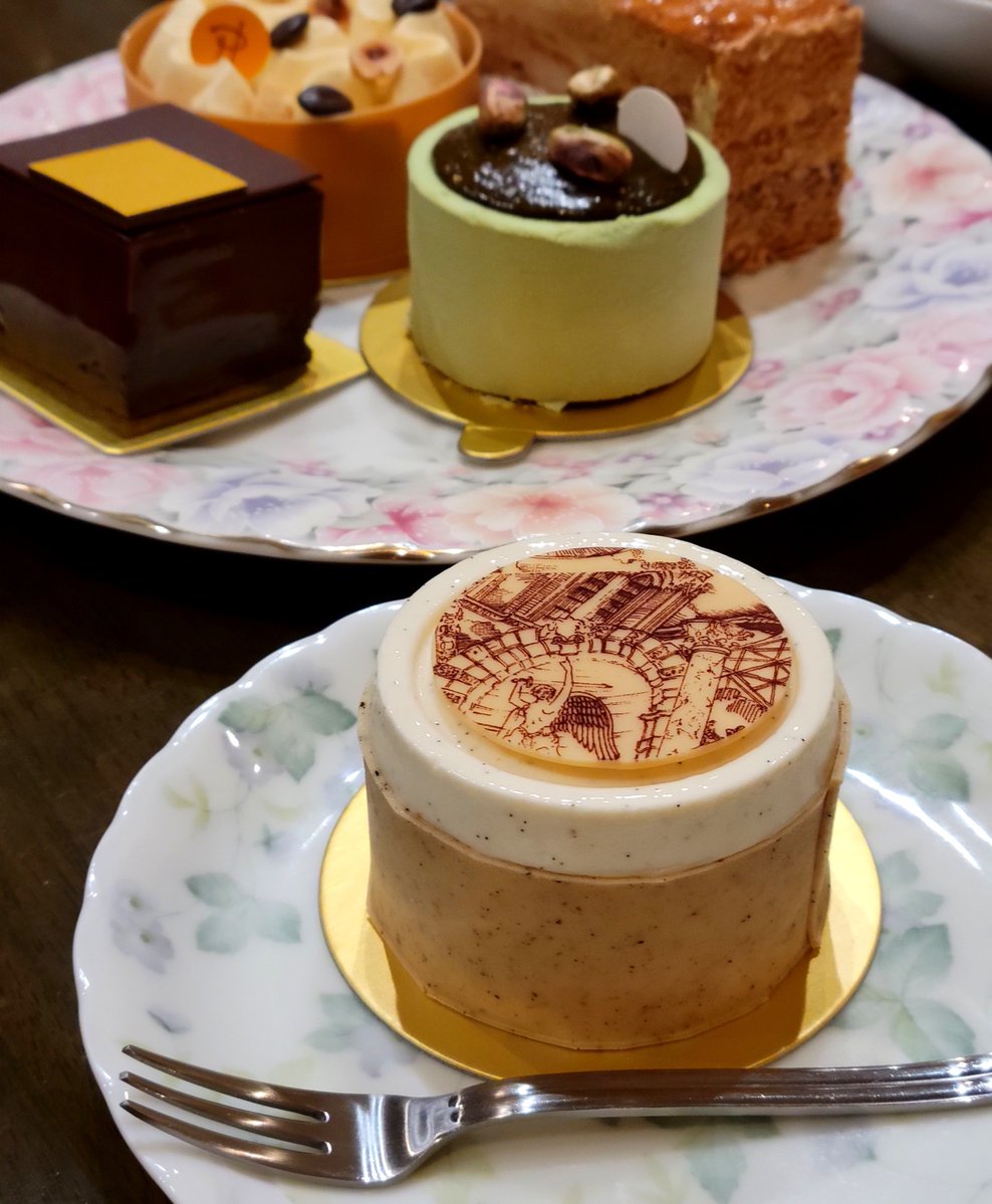 achin_uhouho's tweet photo. 引っ越した実家きれい！
おみやげはたぶん久しぶりのエルメさま❇️ https://t.co/7bQs7toUpo