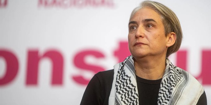 Antonperilon's tweet photo. Si Ada Colau ha sido avalada por los Comunes con 114 votos a favor, 60 en contra y 20 en blanco, o sea, un total de 194 votantes.
¿Qué nº de votos habría sacado el Fantasma de la Yoli?
Lógico que huyan de unas primarias abiertas.
Lo suyo es que Ferreras reparta los sillones. https://t.co/TvI0mPYC3A