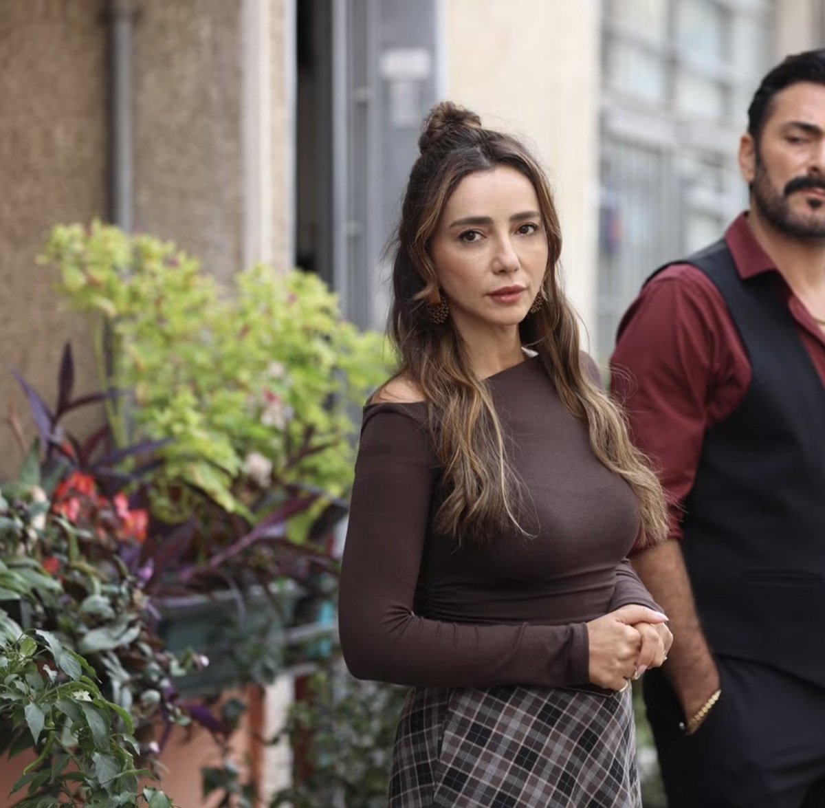 thebutterflyyss's tweet photo. soner’e nasıl bakıyo hala aşık bu kadın 😭 https://t.co/7cVdg1oPTE