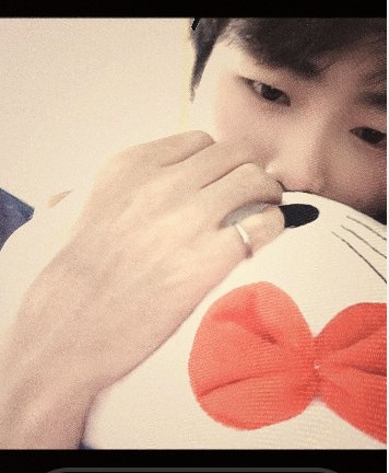 Dwyxfhr's tweet photo. 不知道你们懂不懂那种睡觉可以抱着抱枕，而且是一个超大的抱枕，抱着睡觉超级爽、可以抱着夹着、可以压着可以靠着、反正就是睡觉会特别沉，然后睡的会不容易醒，没那么容易半睡半醒 https://t.co/7E1I2js2fm