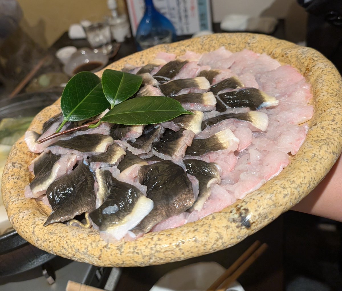 lklkfafa1's tweet photo. うなぎのしゃぶしゃぶなう🍚 https://t.co/u61jGlTl42