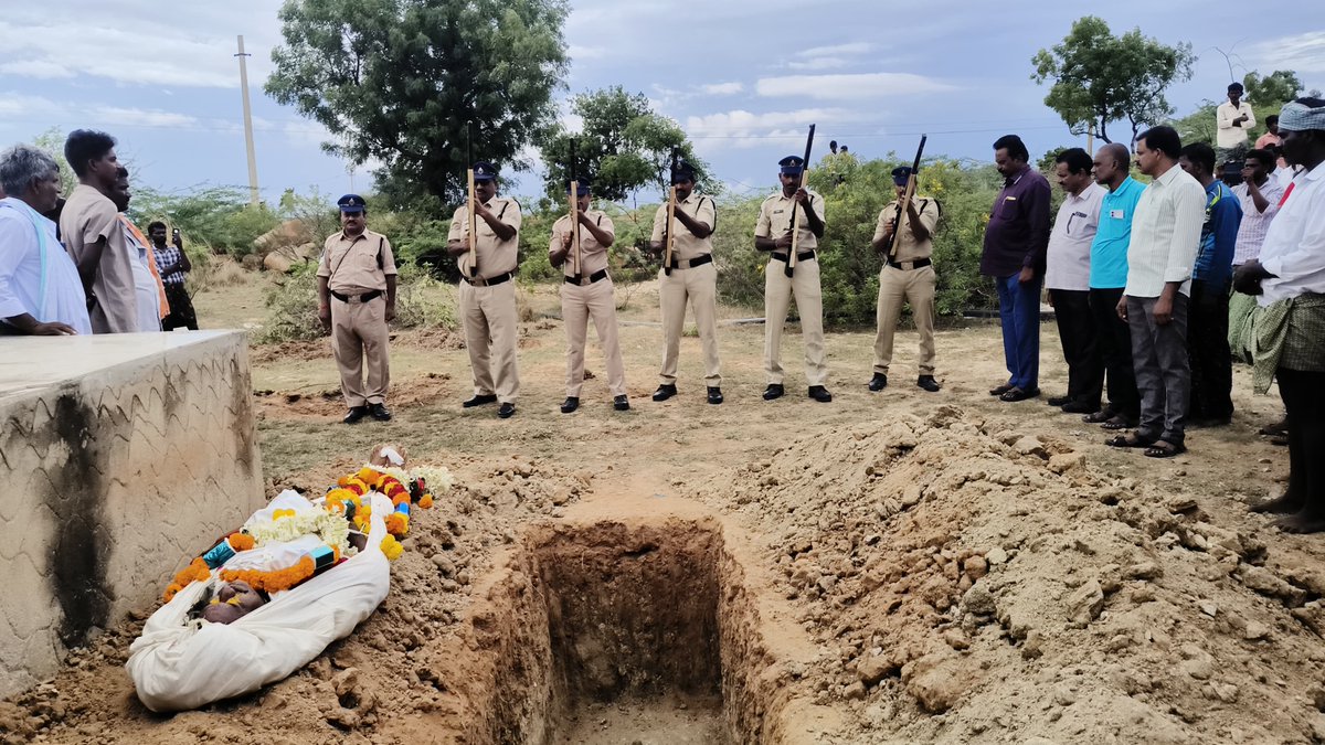 AnantapurPolice's tweet photo. 🕯️ ఏఆర్ హెడ్ కానిస్టేబుల్ శ్రీరాములుకు కన్నీటి వీడ్కోలు
గుండెపోటుతో మృతి చెందిన సి. శ్రీరాములుకు పాలభావిలో ప్రభుత్వ లాంఛనాలతో అంత్యక్రియలు.
🙏 ఎస్పీ శ్రీ పి. జగదీష్ IPS గారి ప్రగాఢ సానుభూతి.
🤝 కుటుంబానికి పోలీసుశాఖ తరఫున రూ.2 లక్షల తక్షణ ఆర్థిక సాయం.
#appolice100 #APPoliceSpace https://t.co/M1q6KQ0Bet