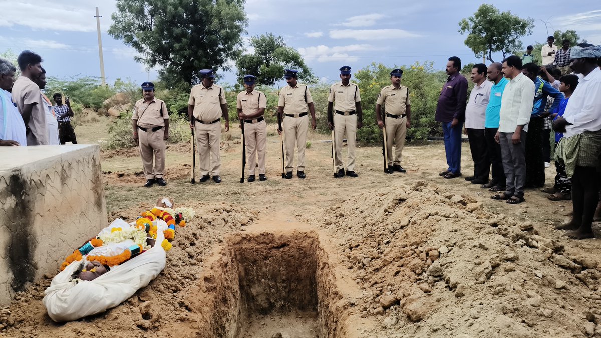 AnantapurPolice's tweet photo. 🕯️ ఏఆర్ హెడ్ కానిస్టేబుల్ శ్రీరాములుకు కన్నీటి వీడ్కోలు
గుండెపోటుతో మృతి చెందిన సి. శ్రీరాములుకు పాలభావిలో ప్రభుత్వ లాంఛనాలతో అంత్యక్రియలు.
🙏 ఎస్పీ శ్రీ పి. జగదీష్ IPS గారి ప్రగాఢ సానుభూతి.
🤝 కుటుంబానికి పోలీసుశాఖ తరఫున రూ.2 లక్షల తక్షణ ఆర్థిక సాయం.
#appolice100 #APPoliceSpace https://t.co/M1q6KQ0Bet