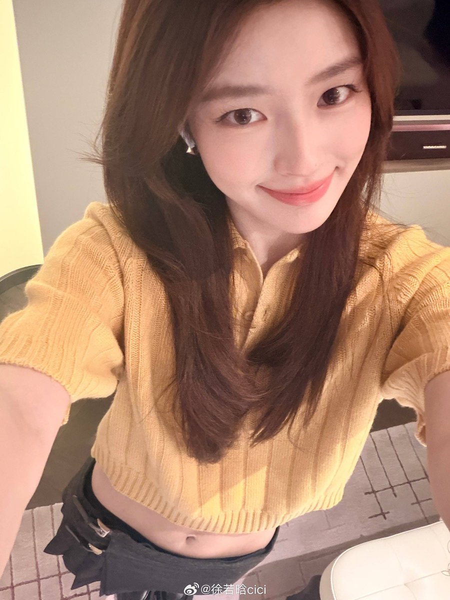 xuruohanarchive's tweet photo. 📸 261023 Xu Ruohan Weibo Reply #徐若晗 #XURUOHAN

“a selfie update! ✌🏻🐝”

“included an id shot” https://t.co/gSYQE0bi6O