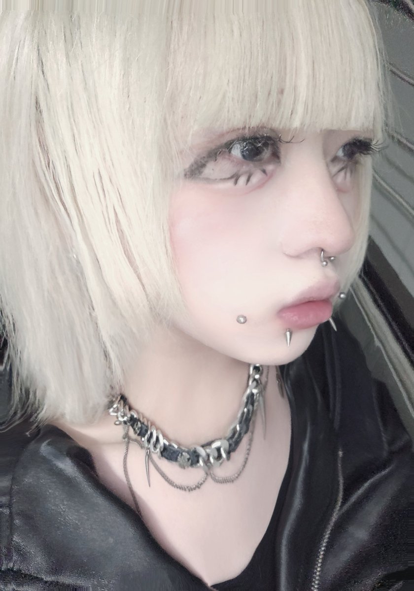 LiLi35950710883's tweet photo. 我觉得我没有“女装”过，我只是很多年前就只这么穿了，只是在选我喜欢的衣服，而不是我觉得女生就应该这样穿男生就应该那样穿。如果你以一种背德感或者性化的角度去对待穿搭这件事，觉得偷偷穿裙子高跟或者pdd水色系就很爽，就会有浓浓的非日常感，审美反而会被严重框住。到五十岁也要穿自己喜欢的衣服 https://t.co/QWWWXlfDSd