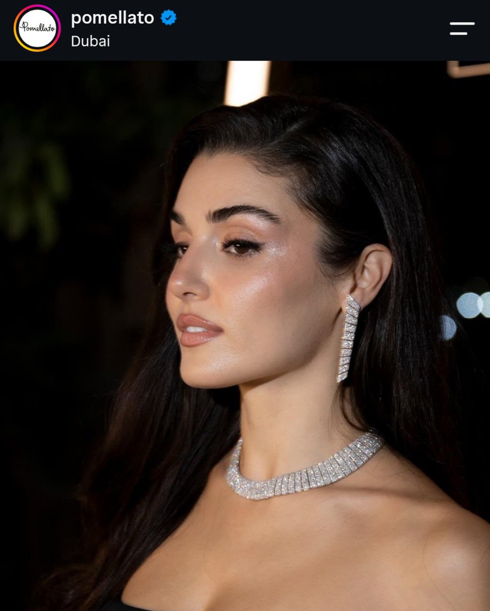 DailyHandeErcel's tweet photo. İtalyan mücevher markası Pomellato global marka elçisi #HandeErçel'i paylaştı🌟
"Dubai'de Pomellato Elçisi @HandeErcel ile iş birliği içinde hazırlanan, beş yaratıcı ismin eserlerinden oluşan bir seçki, Iconica ve Maison'un yüksek mücevher kreasyonlarıyla birlikte sunuldu."💎 https://t.co/4bFkIVYeZ9