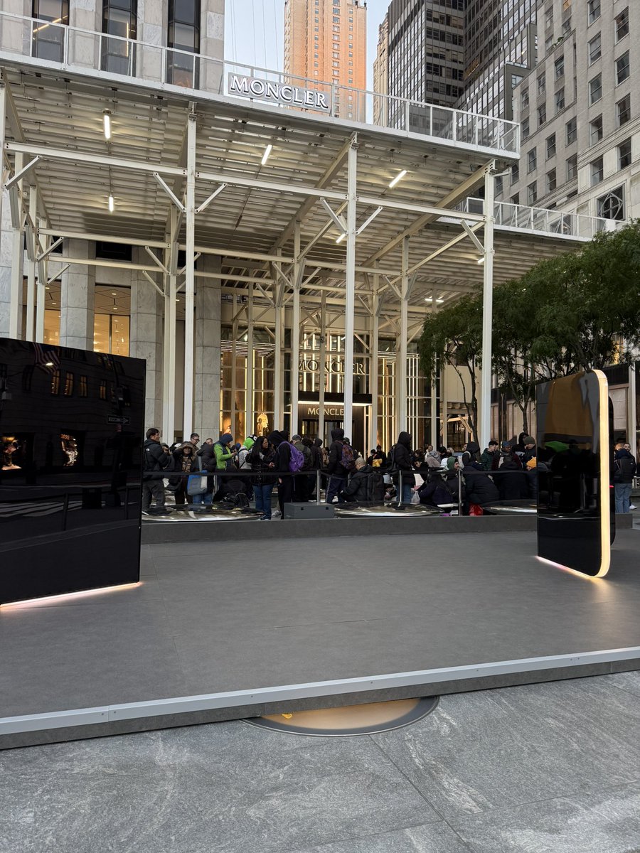 DivesTech's tweet photo. Big day for @Apple with Duo on sale today…lot of excitement at NYC flagship 5th Ave store this am and customers all lined up. We continue to believe this will be start of the hardware innovation era at Apple under Ternus. 🏆🍎📱🐂 https://t.co/TXGIN6VnRv